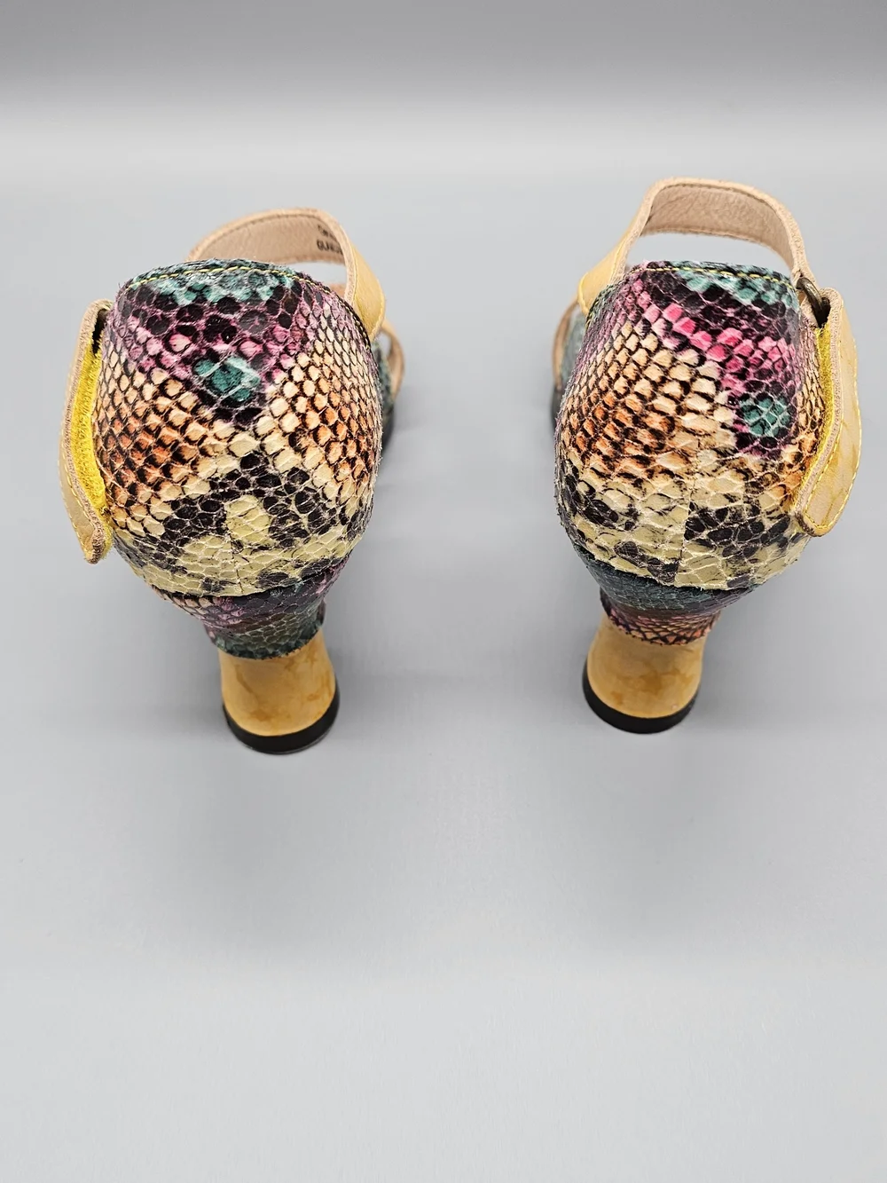spring step Lartiste colorful snakeskin